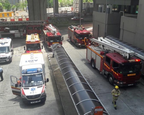 警方及多輛消防車趕到現場。 香港突發事故報料FB/網民Fannie Chung‎圖