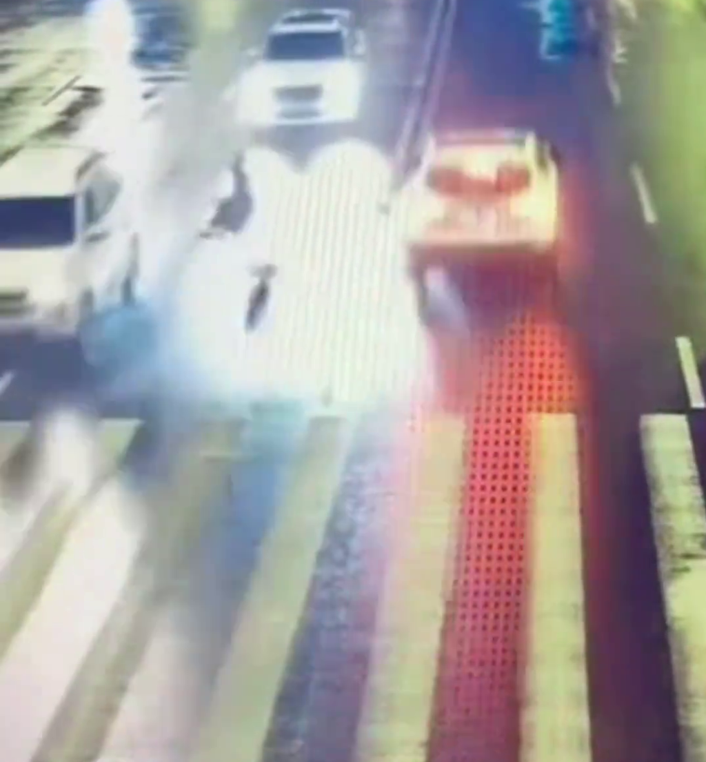 少年被撞飞半空。