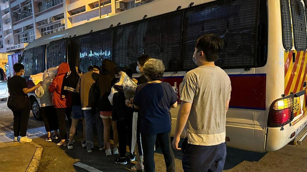 九龍城反黑搗破百家樂賭檔,共拘捕18人。(警方圖片)