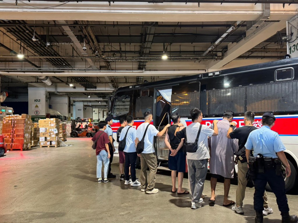跨部門新界南反黑工拘25人 最老達76歲。警方提供 跨部門新界南反黑工拘25人 最老達76歲。警方提供