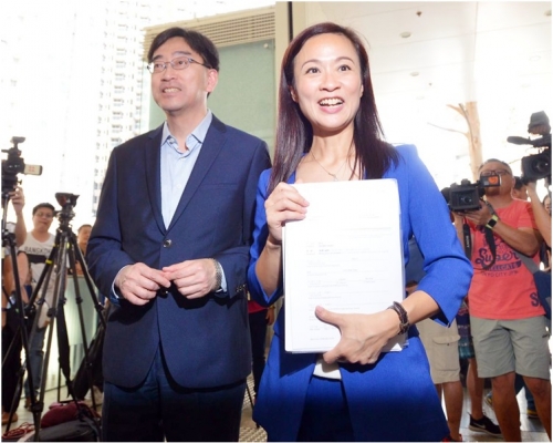陳凱欣(右)在高永文陪同下到報名參加補選。