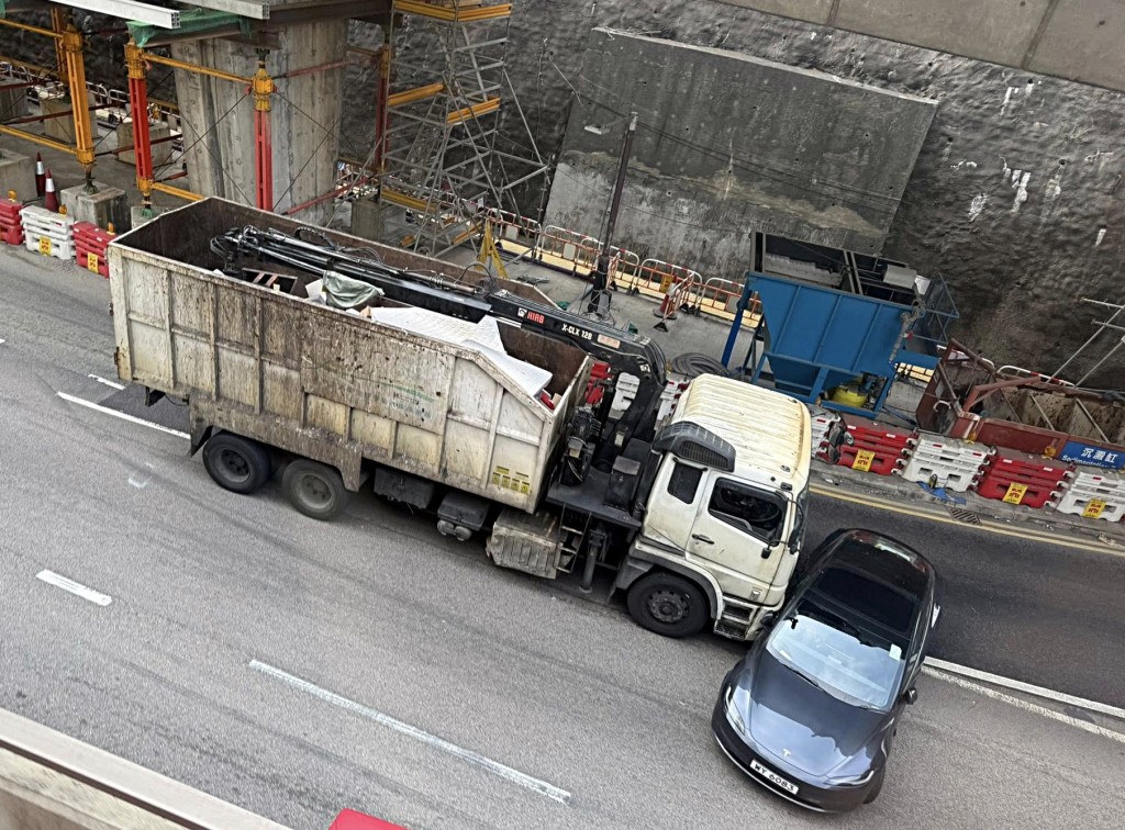 私家车与吊臂车相撞。网图