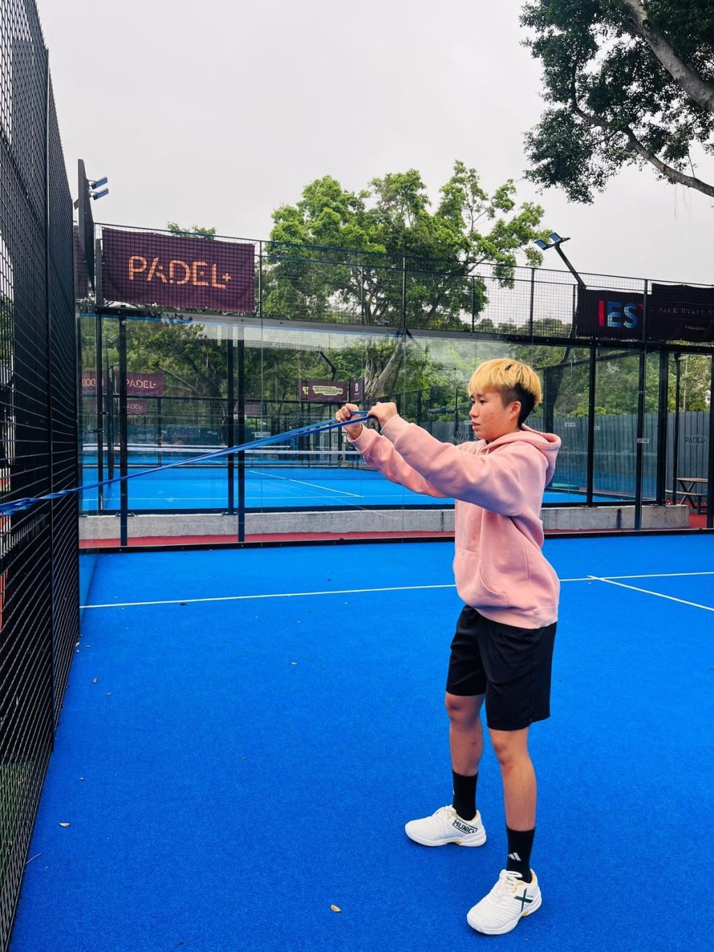 现役香港板式网球运动员陈晓岚强调肩膊力量训练的重要性，有助减低膊头伤患。（钟惠文博士提供）