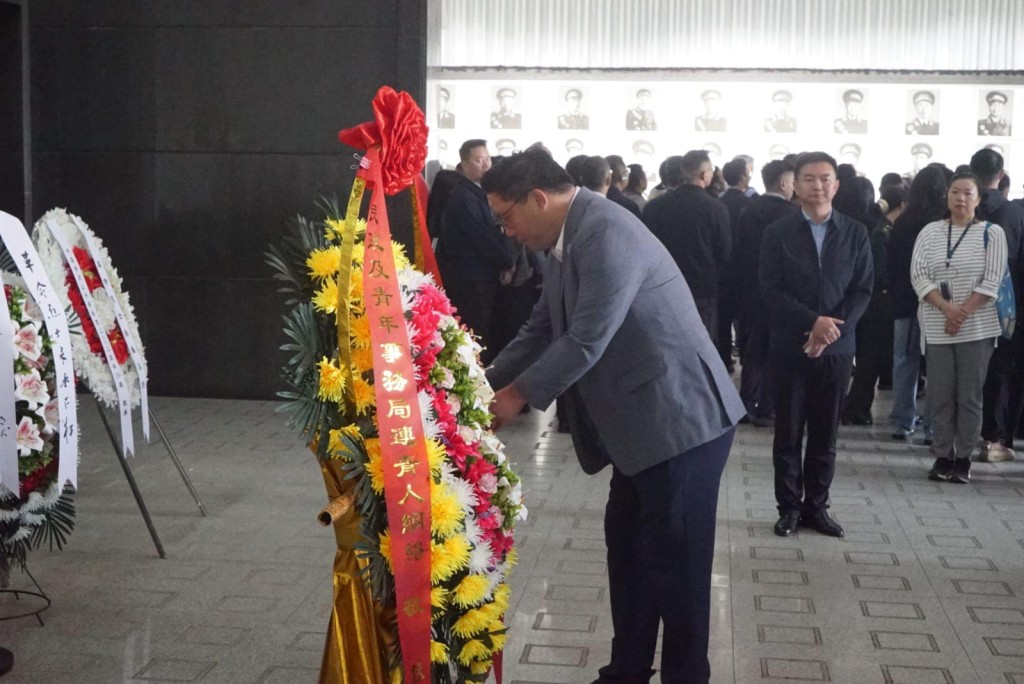 梁宏正带「连青人网络」团员到「井冈山革命烈士陵园」拜祭献花。民政及青年事务局facebook图片