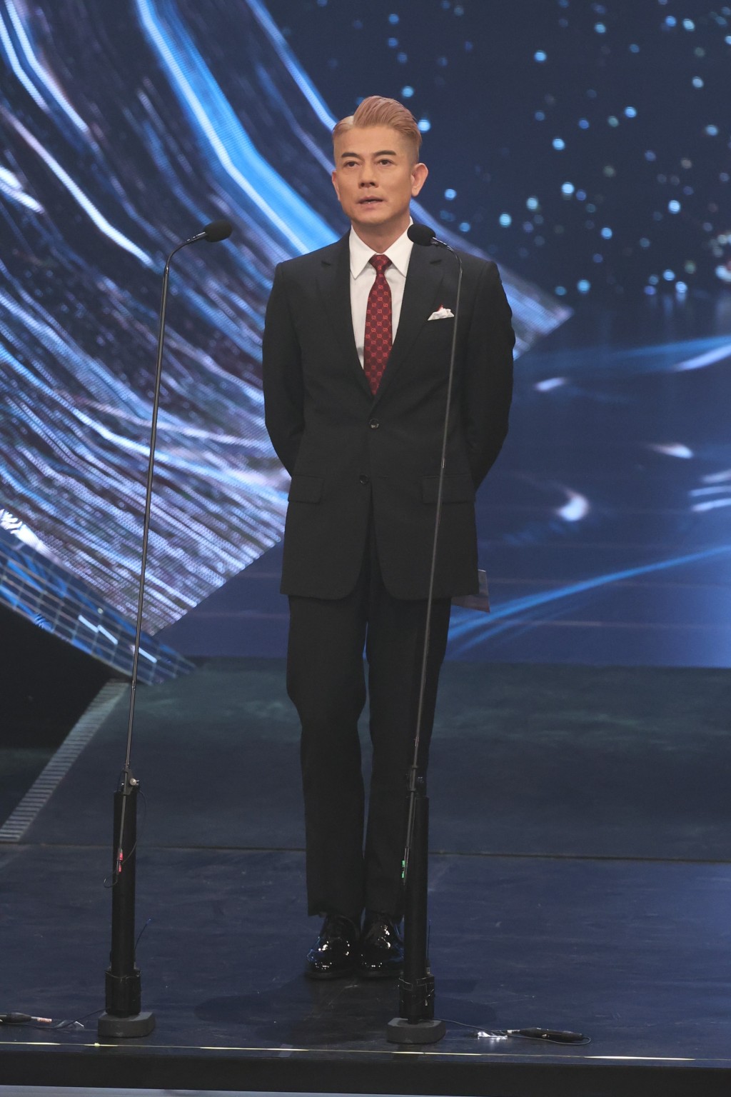 天王郭富城今晚颁发“最佳导演”，笑说导演最叻发掘与折磨人。