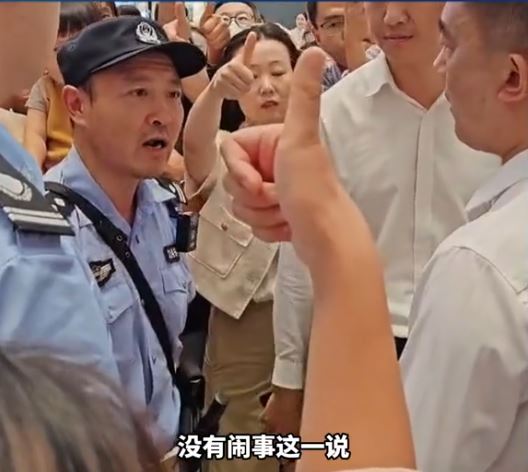 山东民警批评商场负责人乱以有人“闹事”来报警，获民众大赞。影片截图