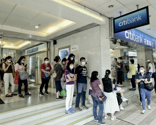 花旗銀行曾經出現排隊人潮。資料圖片