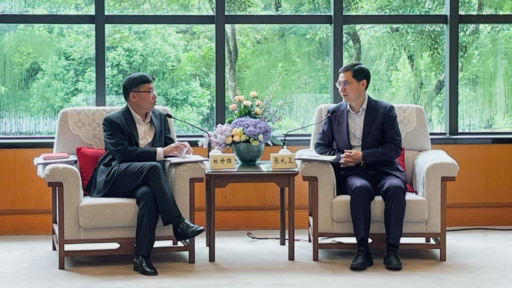林世雄(左)拜會深圳市政府黨組成員張禮衞(右),就如何加快粵港澳大灣區交通網絡互聯互通和加強合作推動智慧交通等交換意見。政府新聞處