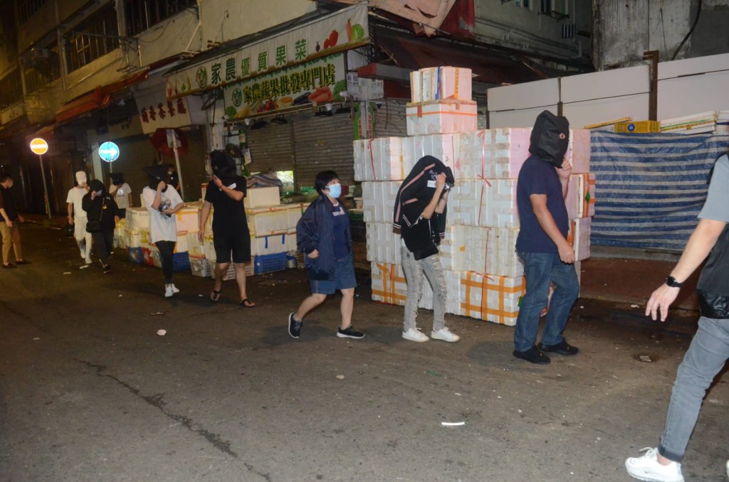 警荃灣搗黑幫賭檔拘150人。