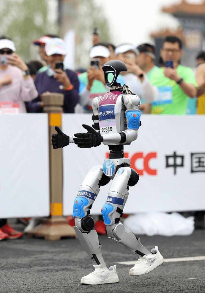全球首個人形機械人半馬北京亦莊開跑。 IT之家 全球首個人形機械人半馬北京亦莊開跑。 IT之家