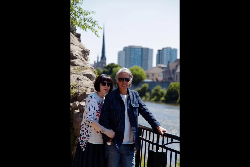 林嘉华与太太的合照由儿子操刀。