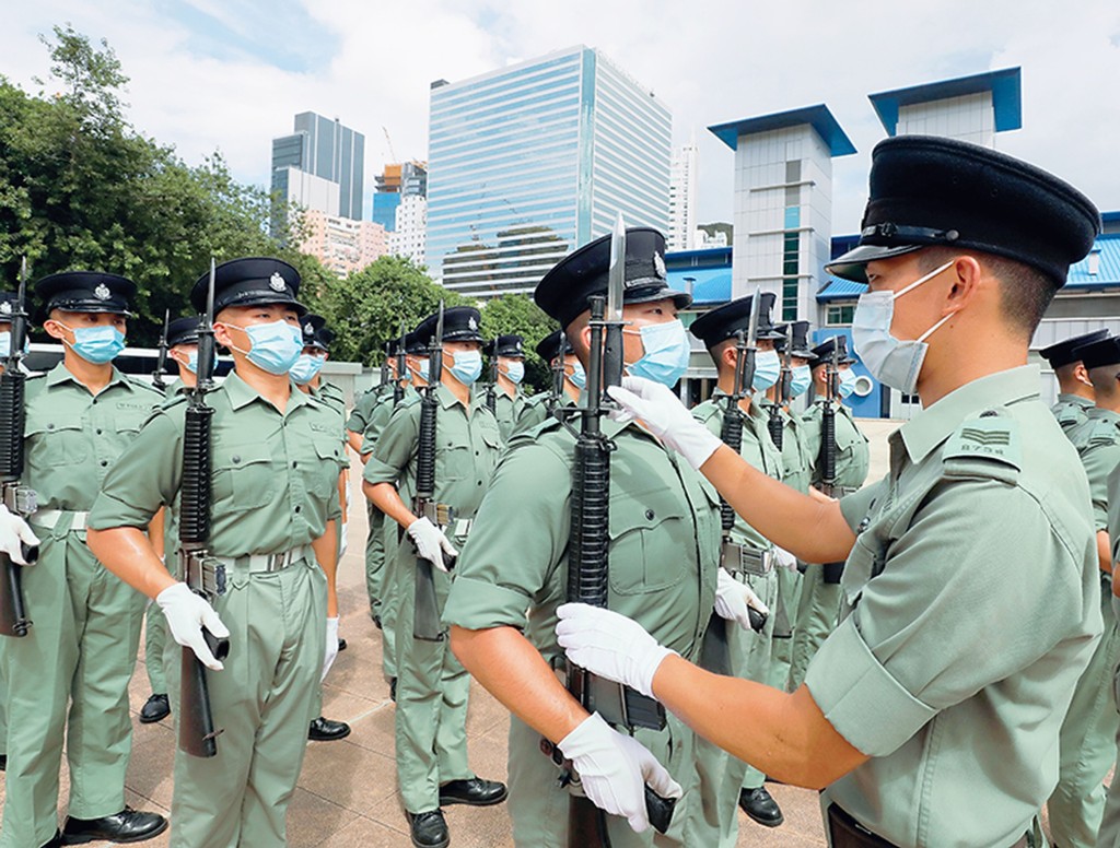 警察學院教官胡子彬(右一)把在中式隊列培訓所得的經驗薪火相傳。