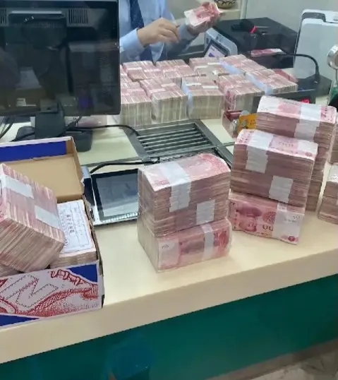 上海大媽床底下藏了一大批現金。