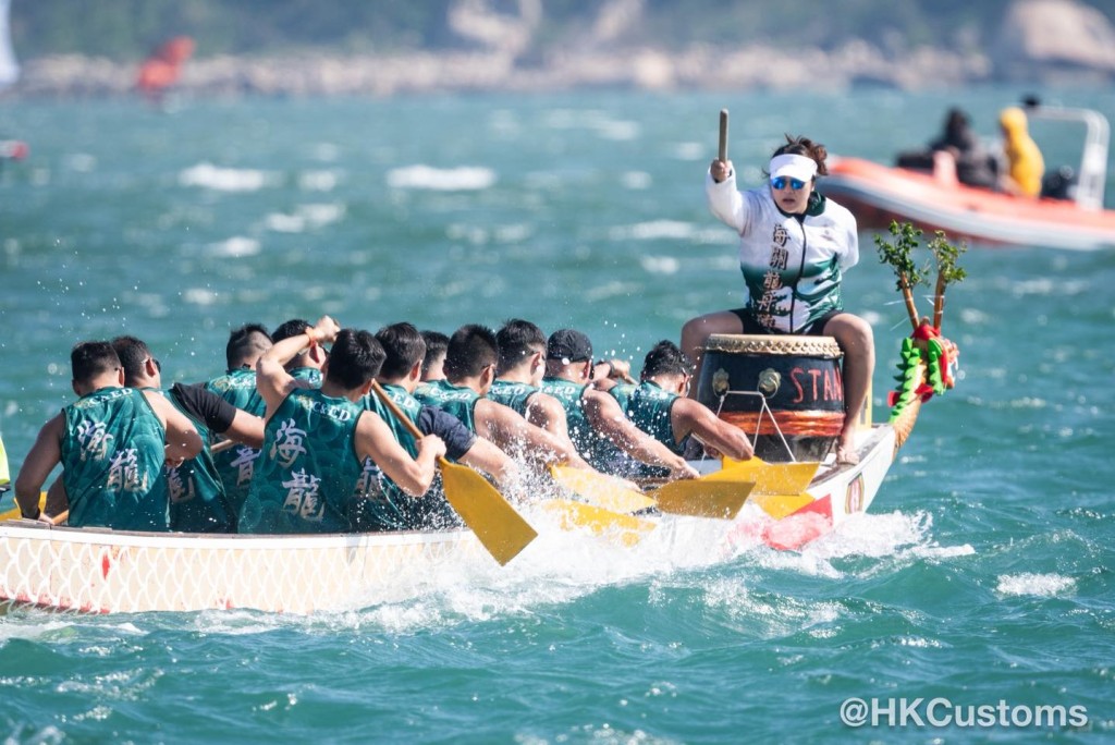 海關龍舟隊今日在赤柱參加「2025黑武士慈善中秋龍舟盃」,與多個政府部門同場競技,最終在比賽中奪得亞軍。香港海關FB圖片 海關龍舟隊今日在赤柱參加「2025黑武士慈善中秋龍舟盃」,與多個政府部門同場競技,最終在比賽中奪得亞軍。香港海關FB圖片