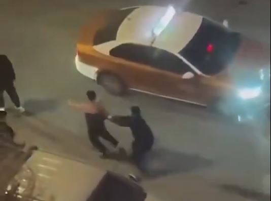 背心男不敵對方後，當街大便自製屎彈還擊。