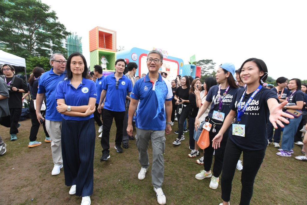 蕭澤頤參觀「禁毒領袖學院」學員攤位，與民同樂。黃文威攝