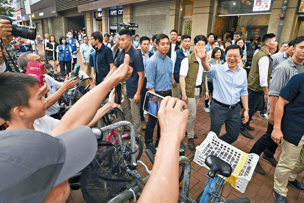 行政長官李家超經常落區,聽取各階層市民聲音。