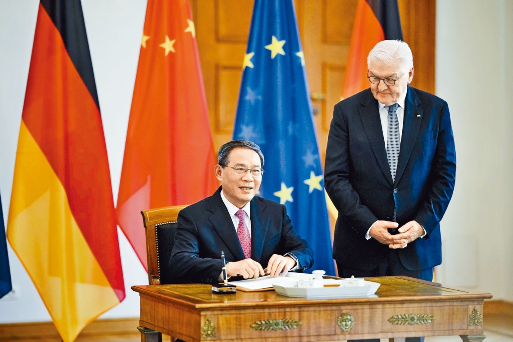 德國總統施泰因邁爾歡迎李強（左）來訪。