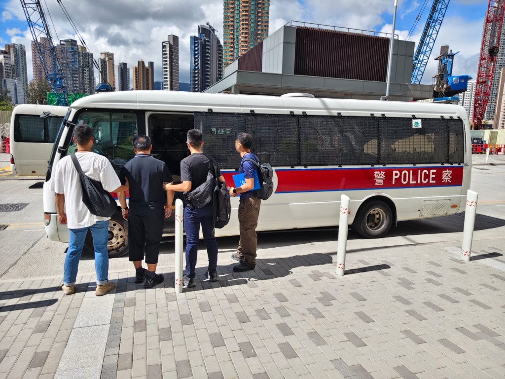 跨部門東九龍及將軍澳打擊黑工,拘捕18人。警方圖片 跨部門東九龍及將軍澳打擊黑工,拘捕18人。警方圖片