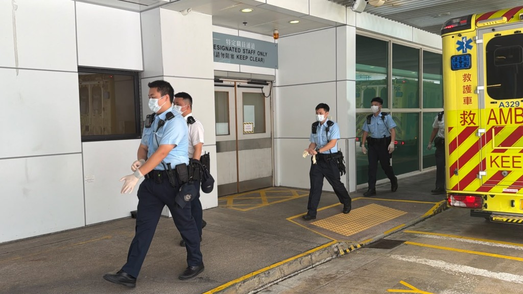 警員到醫院調查。梁國峰攝