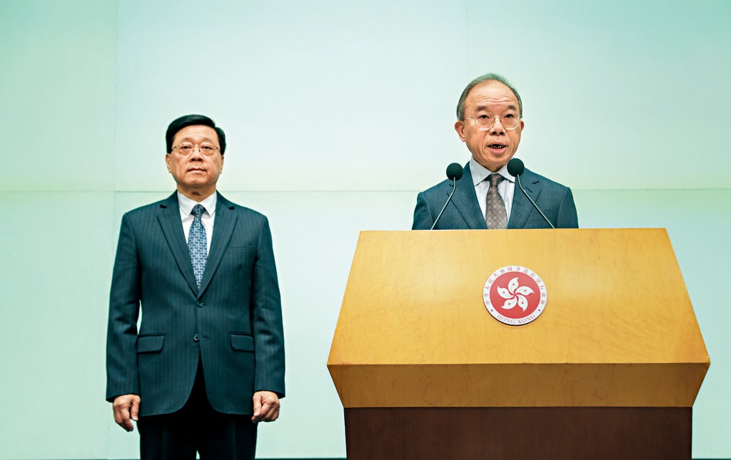 曾國衞在行政長官李家超陪同下見記者，表示因健康原因辭任政制及內地事務局局長。