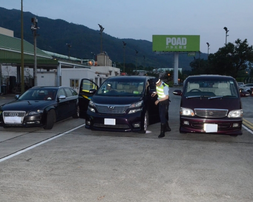 警方新界南總區交通部特遣隊人員，今早7時展開打擊非法駕駛汽車作出租用途的執法行動。