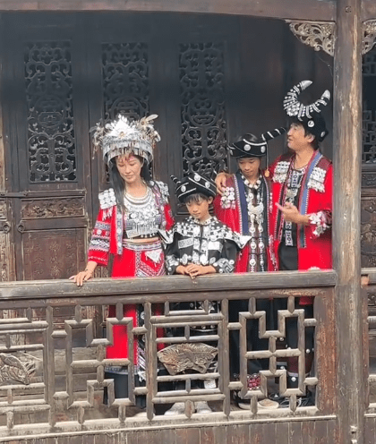 洪天明一家亦有一起拍攝。