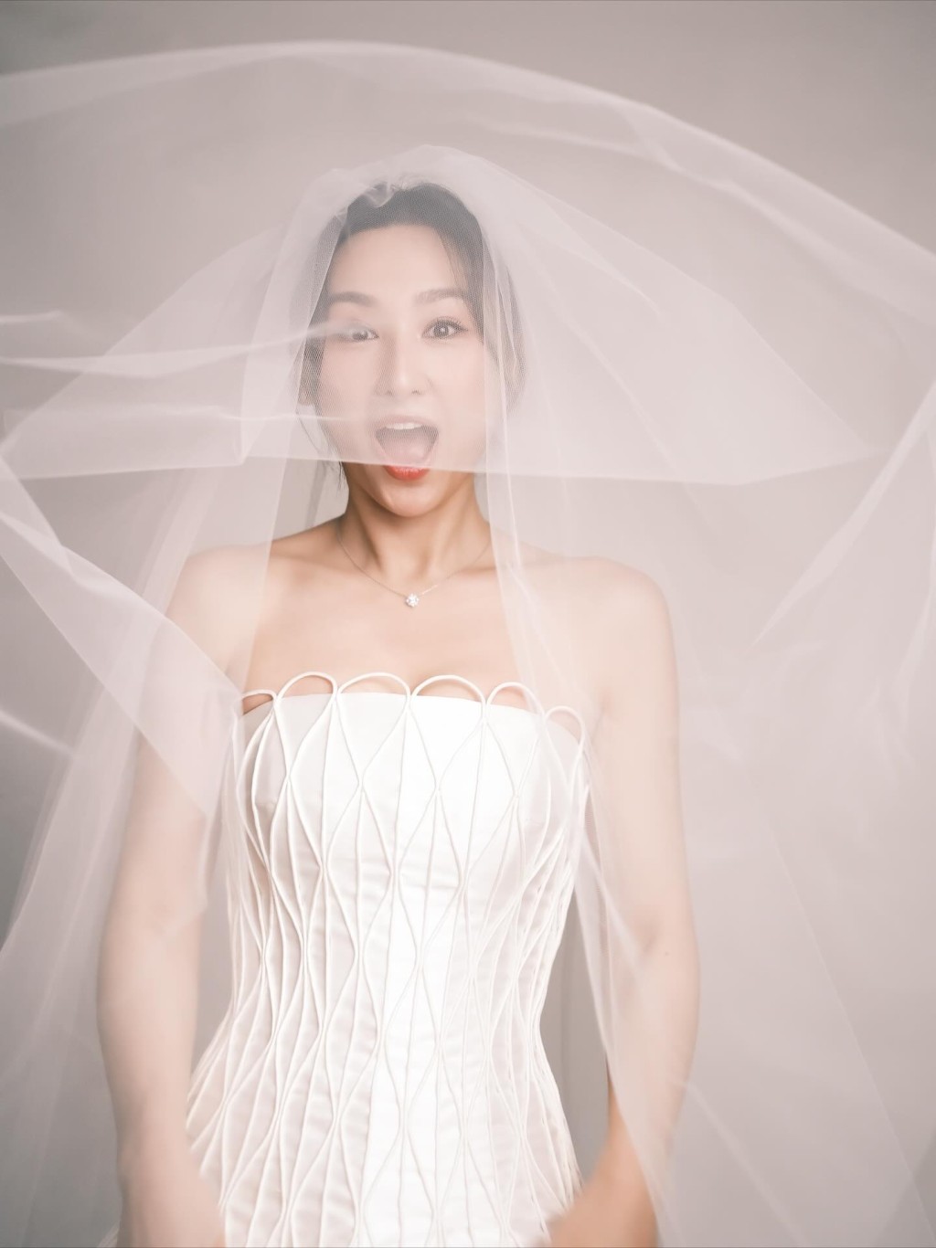 高海寧似十足待嫁新娘。 高海寧似十足待嫁新娘。