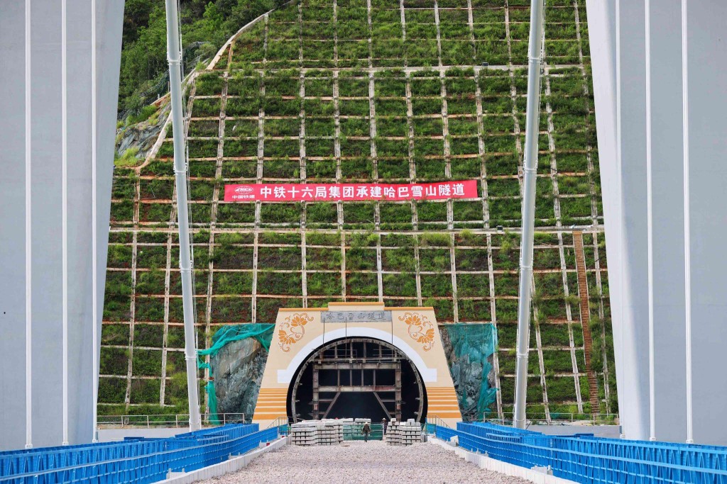 经工程人员昼夜施工，贯通丽江与香格里拉的哈巴雪山隧道施工完成。 