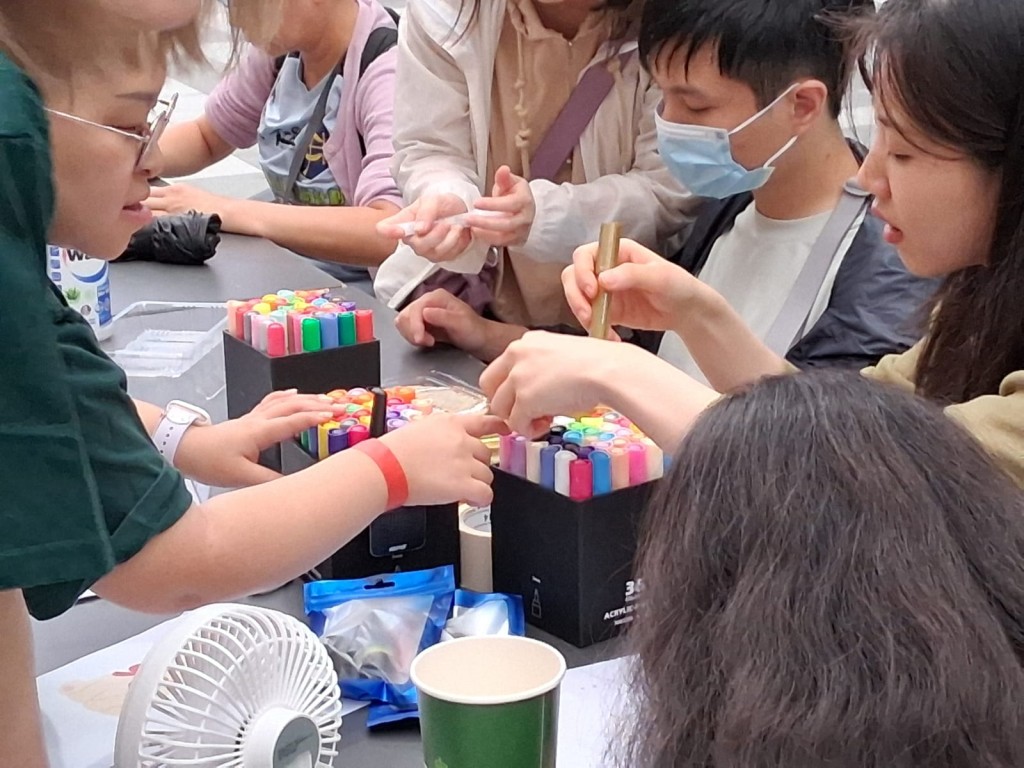 在举行七人榄球赛期间，启德体育园和碧瑶合作举办亲子工作坊。