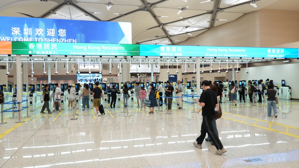 現時皇崗口岸離境和入境大堂都十分暢順。 現時皇崗口岸離境和入境大堂都十分暢順。