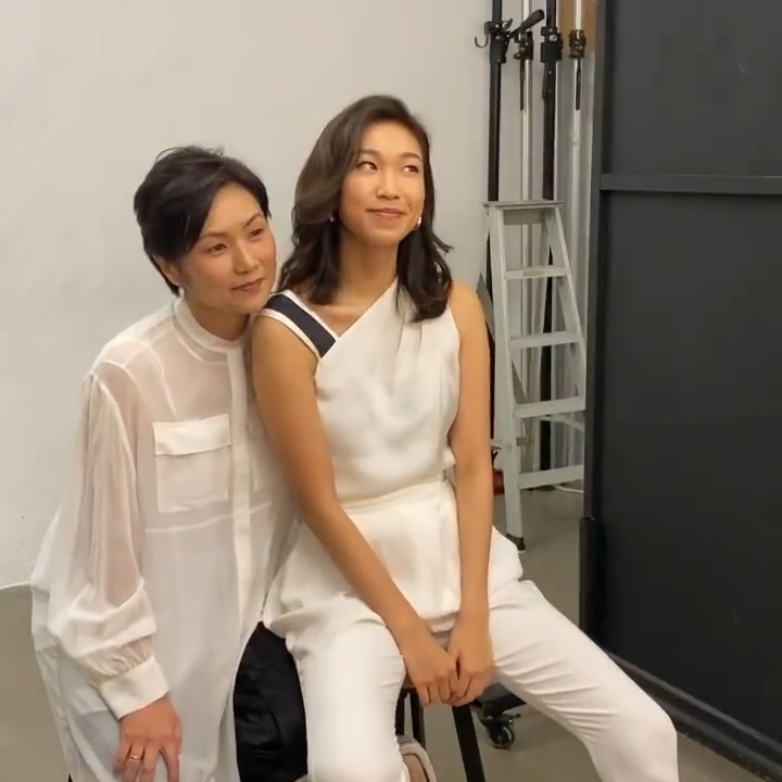 Carmina(右)係著名指揮家葉詠詩(左)愛女。