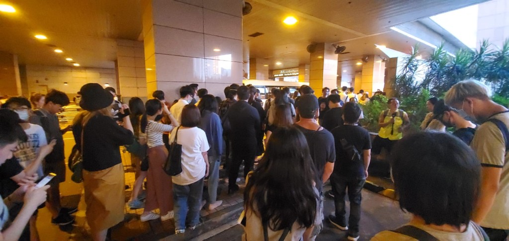數十人一度包圍港鐵總部