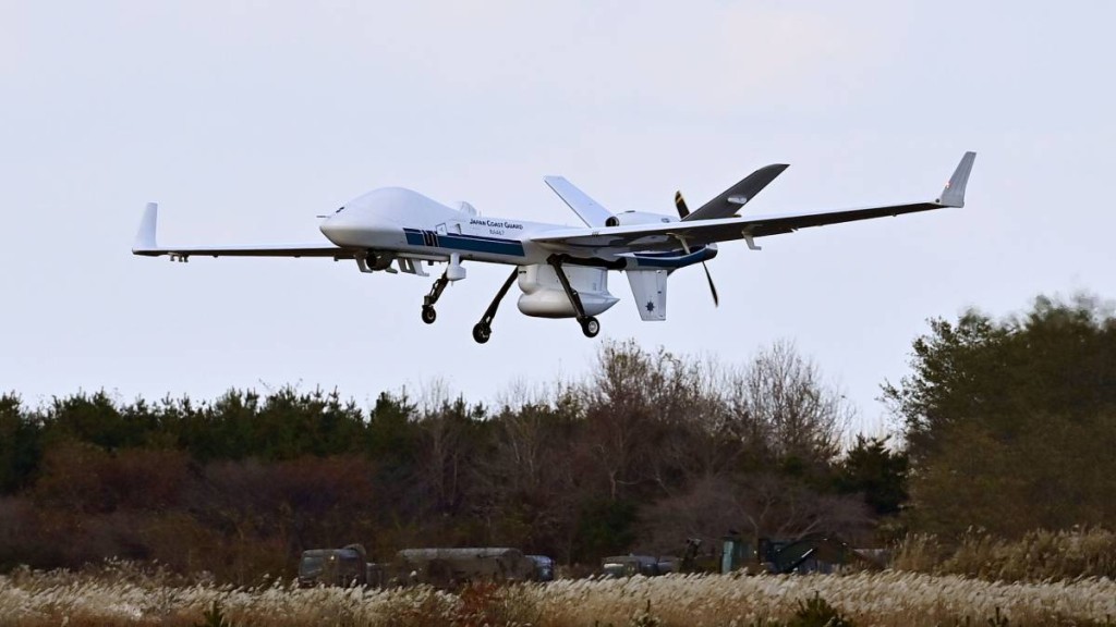 日本投入大型無人機「海上守衛者」，在釣魚島上空警戒中國船隻。路透社