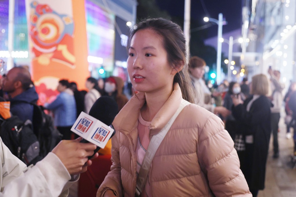 就讀高二的深圳旅客韓小姐表示，喜歡香港熱鬧的新年氛圍。何家豪攝