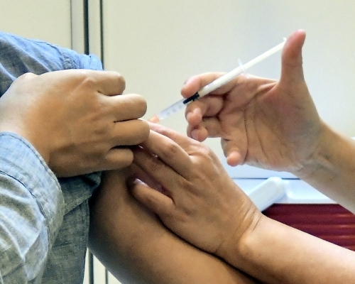 一名男子接種科興疫苗後嚴重不適。資料圖片