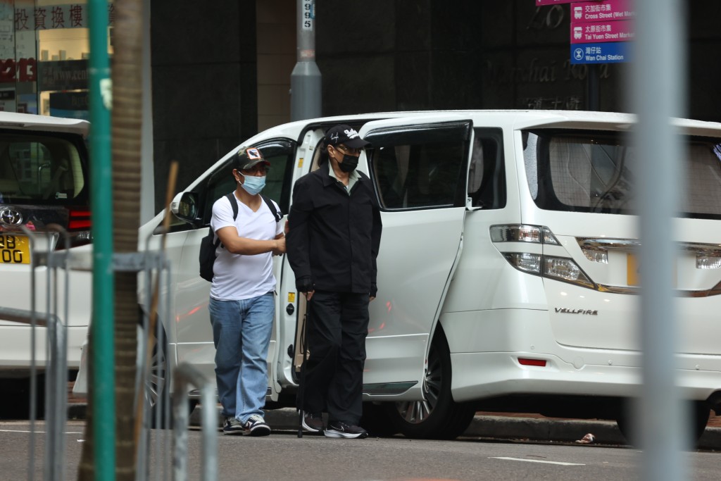 87歲高齡的謝賢由助手陪住下車去洗手間，步履仍十分穩健。