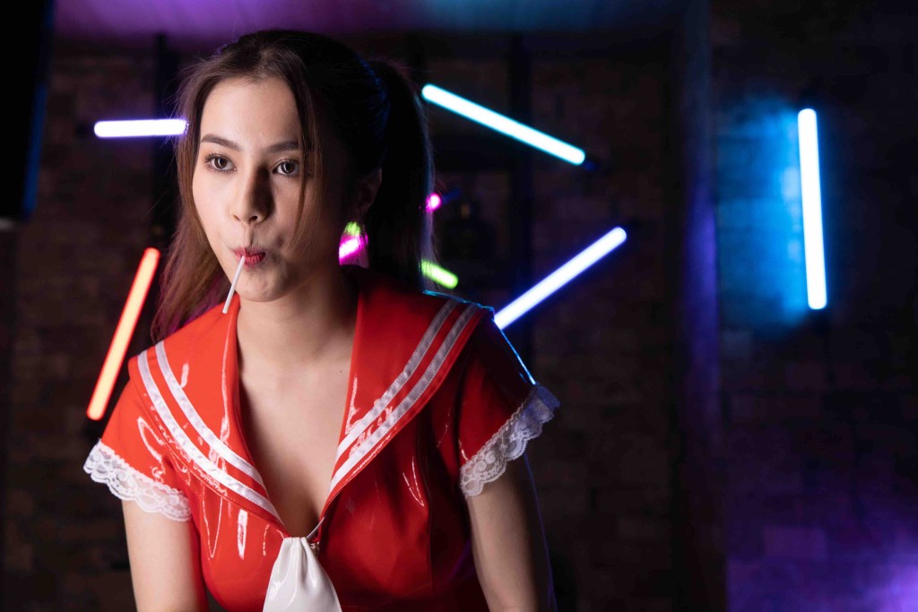 鄧月平在戲中會以多個性感造型示人。