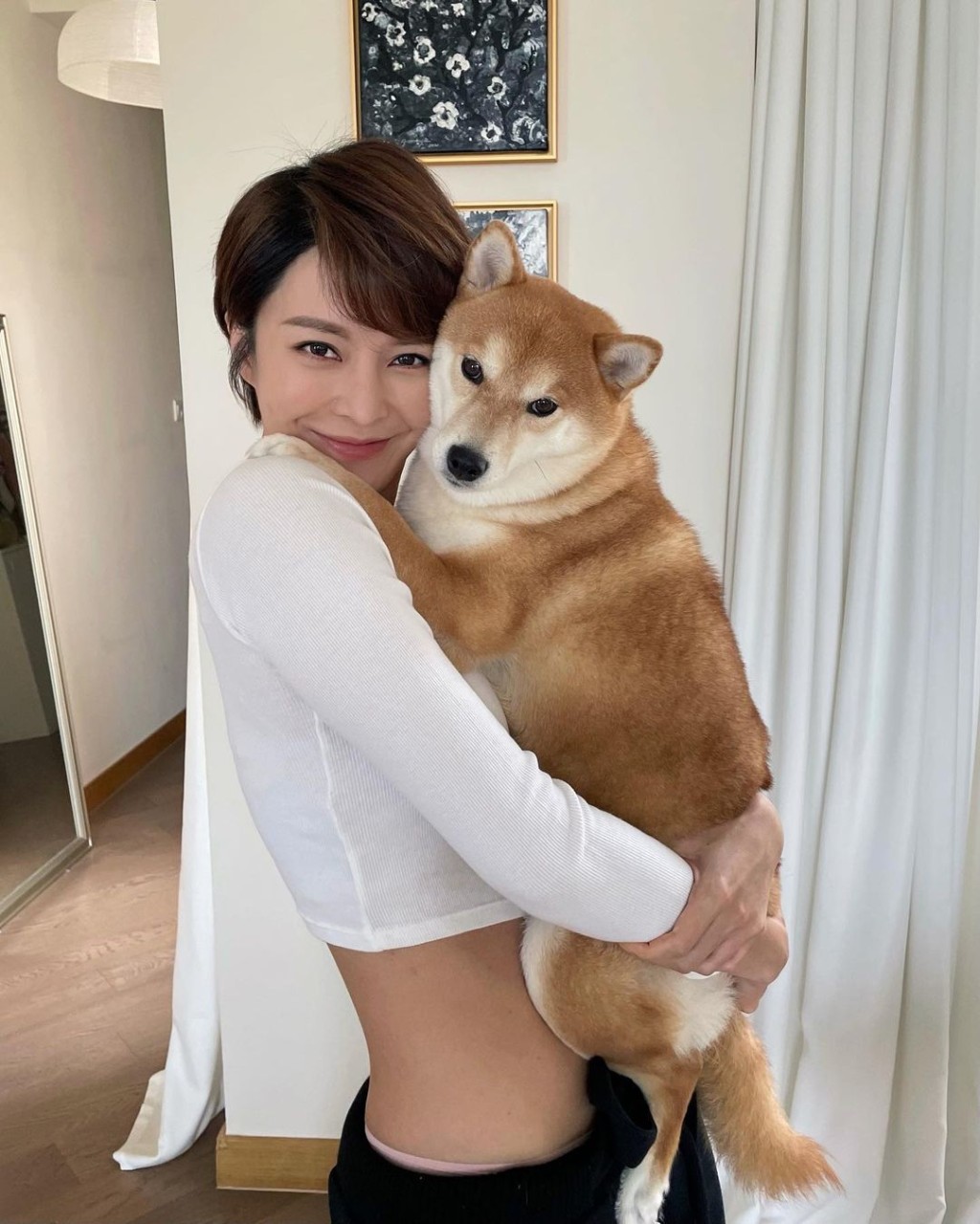 張曦雯（Kelly）與愛犬合照，也大派福利，曬纖腰。（圖片來源：「kelllycheung」instagram）