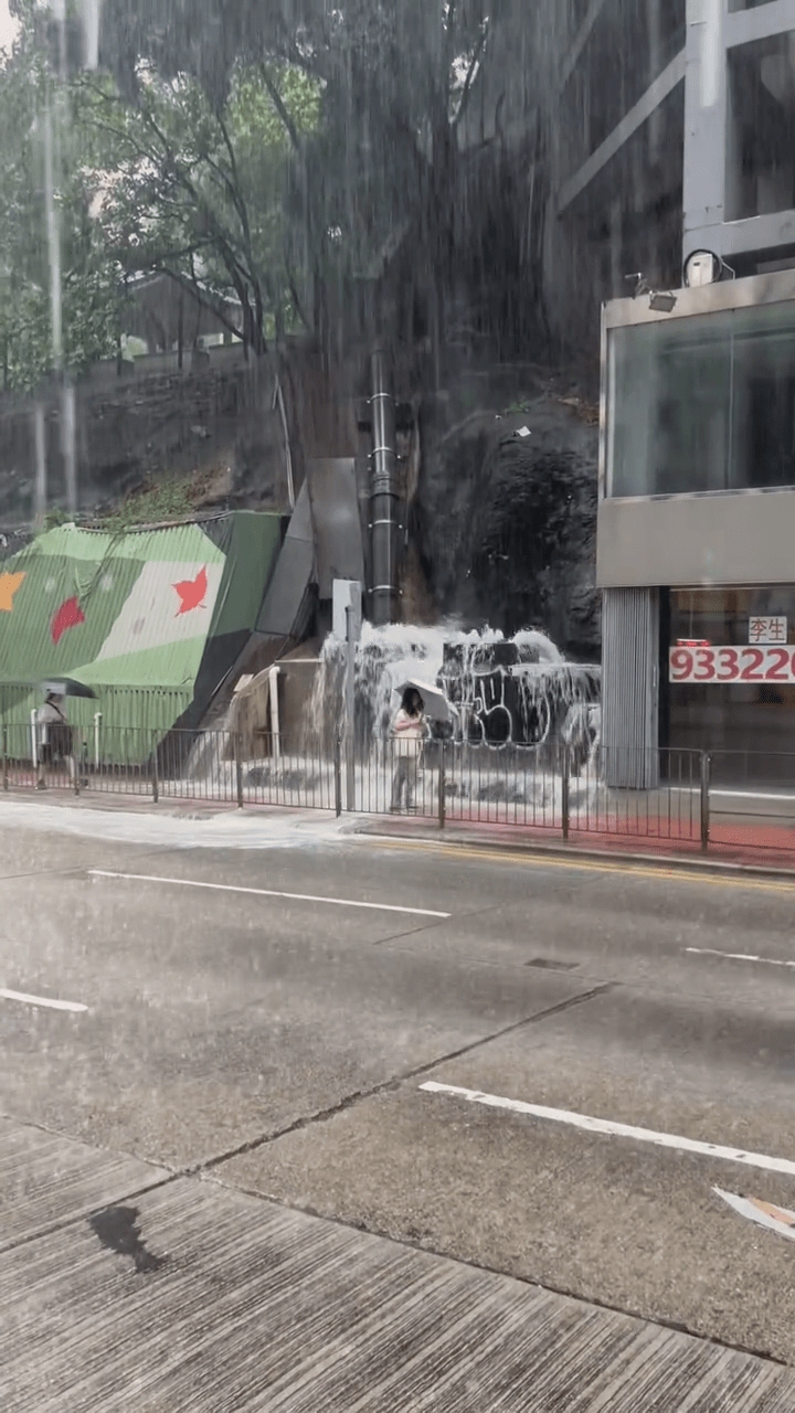 路人擔遮冒險走過 路人擔遮冒險走過