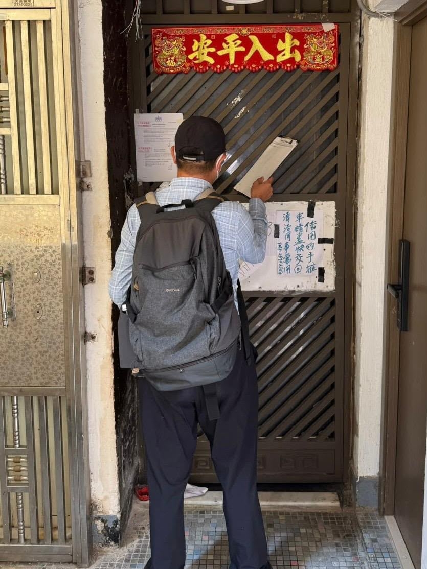 警方並聯同執達吏,協助業主成功收回涉案單位。 警方並聯同執達吏,協助業主成功收回涉案單位。
