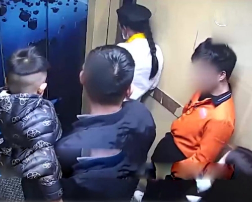 呂先生(藍衣者)抱着孩子坐升降機遇上吸煙男(橙衣者)。(網圖)
