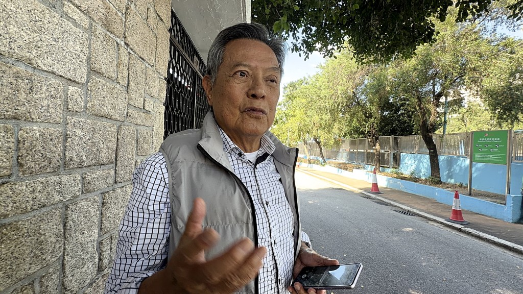 梁義藏畫逾五十年。梁國峰攝 梁義藏畫逾五十年。梁國峰攝