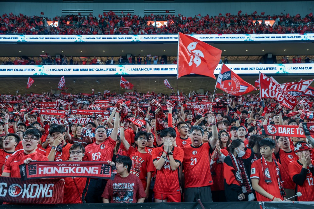 寒風仍無阻一眾球迷親身入場啟德體育園支持港隊。