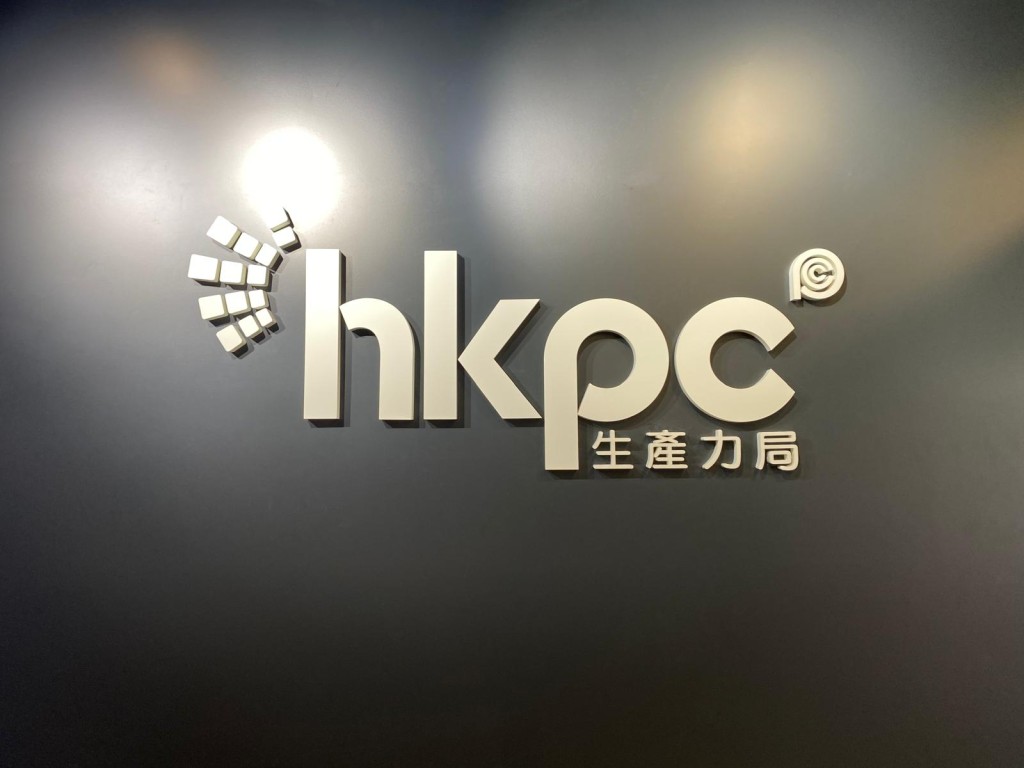 胡康邦知道政府很鼓励中小企跳出香港市场，并在资金上提供适切支援，遂向生产力局旗下中小企支援组寻找一对一免费咨询，配对合适的政府资助计划