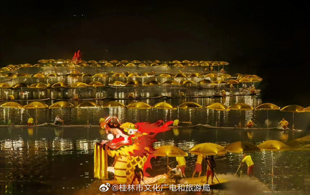 桂林遇龍河巨龍巡遊。