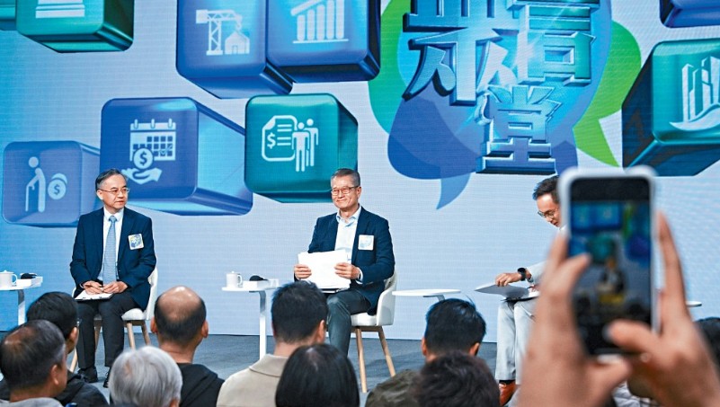 財政司司長陳茂波早前出席電台節目，聽取市民對預算案的意見。資料圖片