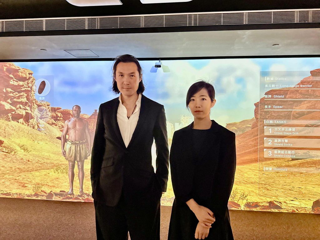侯雨濛(右)表示,展覽當中的「演.武.場」8K沉浸式全身體感互動裝置遊戲,重現贊德最後一位國王的模樣及戰技。左為趙式慶。