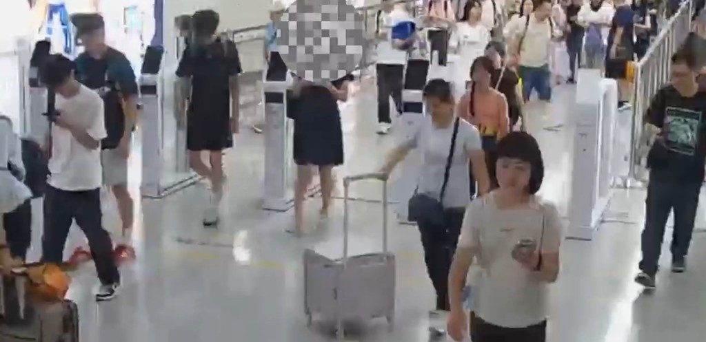 女客羅湖口岸出境內地被查,腰腹暗藏人民幣20萬。 女客羅湖口岸出境內地被查,腰腹暗藏人民幣20萬。