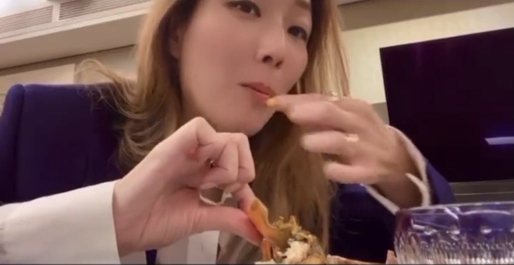 Sammi表演食蟹膏，十分滋味。
